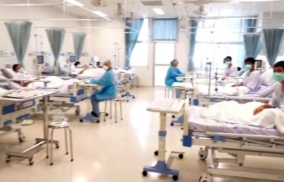 Hình ảnh đầu tiên của các cậu bé đội bóng Thái Lan sau khi rời khỏi hang động