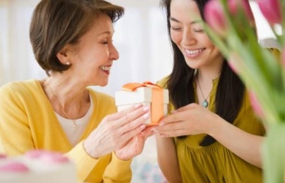 Gợi ý chọn quà dành tặng mẹ chồng ngày 20/10