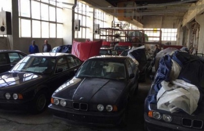 Hàng loạt xe BMW bị 'bỏ rơi' suốt 25 năm trong nhà kho khiến nhiều người xót xa