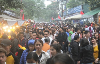 Hàng nghìn người đến Phủ Tây Hồ cầu may ngày đi làm đầu tiên