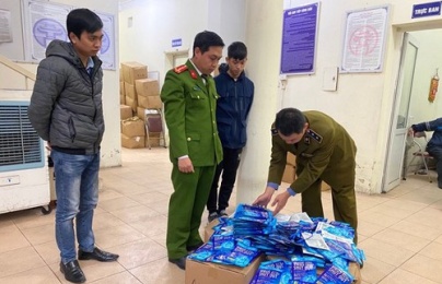 Tạm giữ lô hàng 300 chiếc 'thẻ đeo diệt Virus' nhập lậu tại Hà Nội