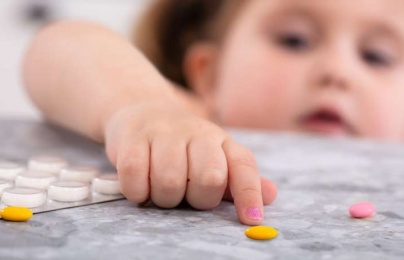 Cha mẹ và ông bà chịu phần lớn trách nhiệm cho các vụ ngộ độc thuốc ở trẻ em