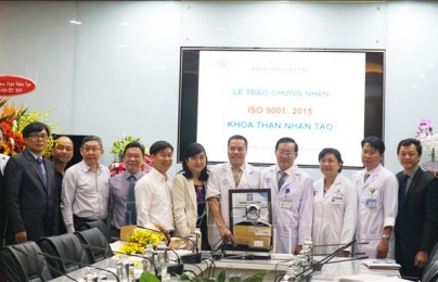 Trao chứng nhận ISO 9001:2015 cho Khoa Thận nhân tạo Bệnh viện Chợ Rẫy