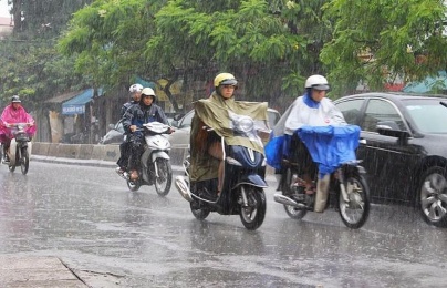 Đi xe máy mùa mưa, cần làm gì để đảm bảo an toàn