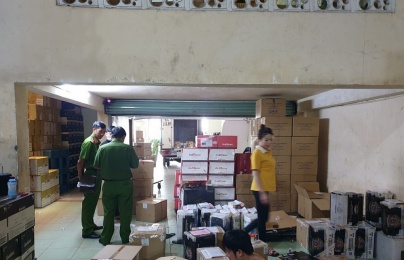 TP. HCM: Phát hiện kho chứa hàng chục nghìn chai rượu nghi nhập lậu