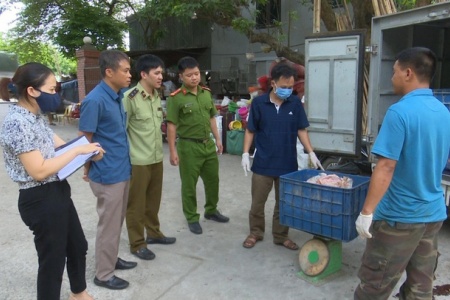 Phát hiện, tiêu hủy hàng trăm kg bì lợn tươi không rõ nguồn gốc