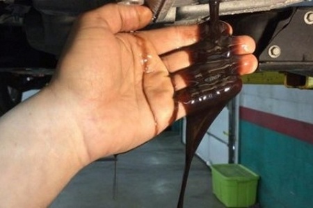 Thay dầu nhớt ô tô không đúng tiêu chuẩn có thể làm gãy tay biên, rách ron động cơ