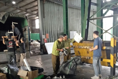Đột nhập cơ sở chuyên sản xuất quần áo, tàng trữ tem nhãn giả mạo nhãn hiệu nổi tiếng