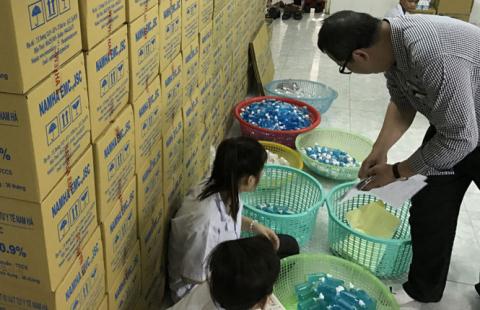 Xử phạt hàng loạt doanh nghiệp kinh doanh nước muối sinh lý bẩn