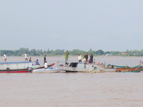 Đình chỉ công tác 1 chủ tịch huyện vì cát tặc