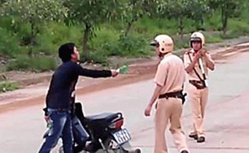 Khởi tố 3 người cướp súng bắn cảnh sát giao thông