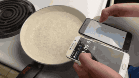 Samsung Galaxy S6 và iPhone 6 đọ sức trong chảo nước sôi
