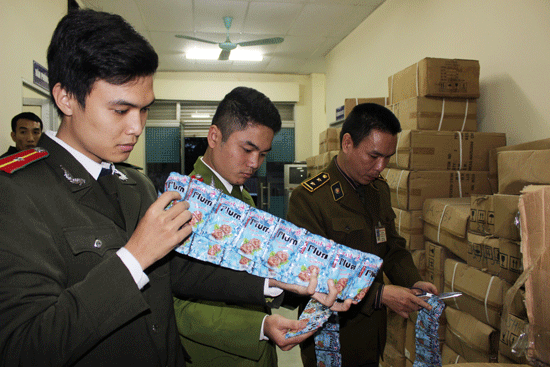 Giáp Tết, liên tục phát hiện hàng tấn ô mai, bánh kẹo nhập lậu	