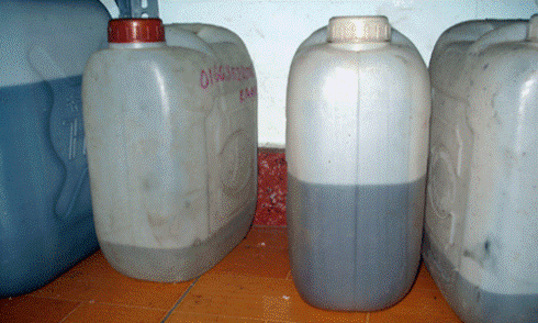 Phát hiện 340 lít rượu thuốc không rõ nguồn gốc giấu trong thùng xe tải