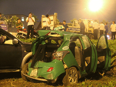 Xe bán tải húc taxi văng khỏi đường, 4 người cấp cứu
