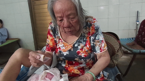 Cụ bà 84 tuổi bị bỏ rơi giữa trời mưa gió: 'Cháu gái bảo đợi ở đây mà đợi hoài chẳng thấy'