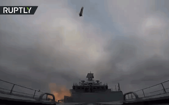 Tàu chiến Nga gây sốc với màn bắn tên lửa như 'súng tiểu liên'