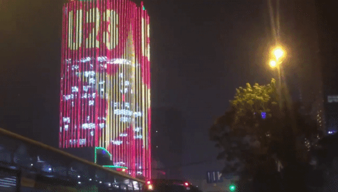 Hà Nội: Tòa nhà khoác lá cờ đỏ sao vàng cổ vũ đội tuyển U23 sáng nhất đêm qua