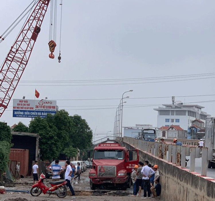 Xe container chở cọc đè ống nước tại Hà Nội: Sẽ cấp nước trở lại đêm nay