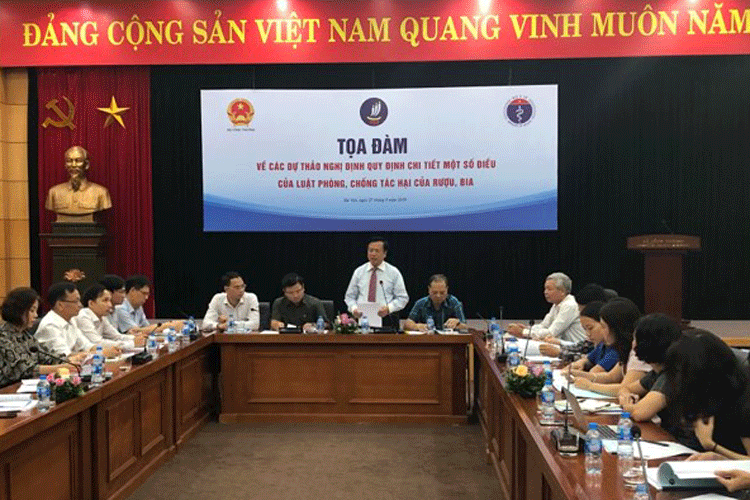 Cấm uống rượu bia nơi công cộng: Liệu có khả thi?