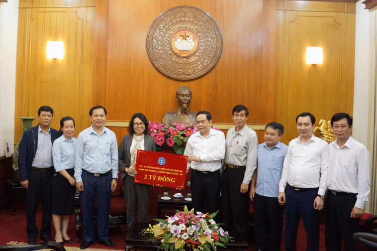 BHXH Việt Nam trao 2 tỷ đồng ủng hộ phòng chống dịch Covid-19