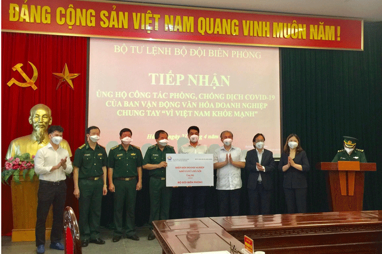 Trao tặng vật tư, trang thiết bị y tế đến các chiến sĩ bộ đội biên phòng