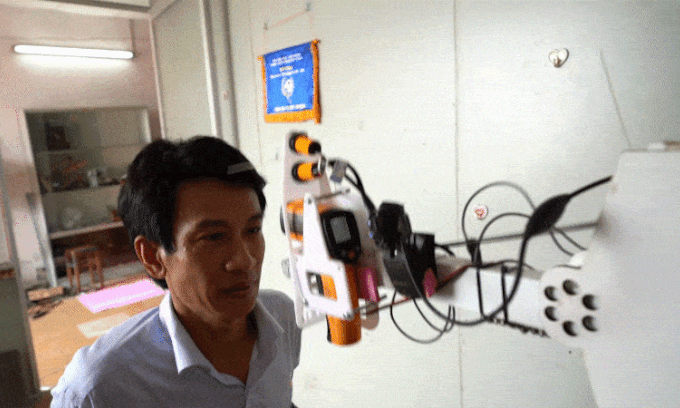 Thầy giáo chế cánh tay robot đo thân nhiệt không tiếp xúc 