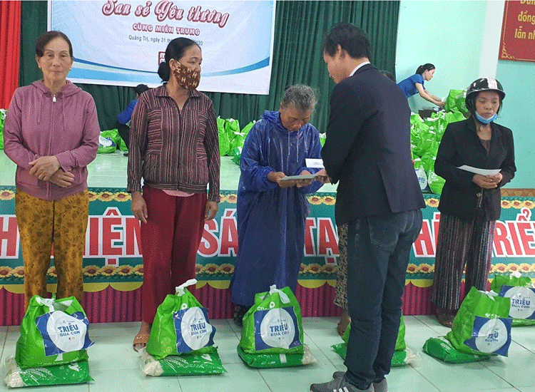 Chương trình “Triệu bữa cơm” tiếp tục đến với người dân vùng bão lũ miền Trung