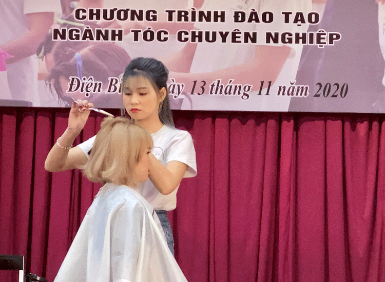Cơ hội thay đổi cuộc sống với nghề làm tóc của phụ nữ dân tộc thiểu số hoàn cảnh khó khăn