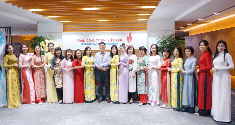 Áo dài làm đẹp cho PV GAS trong tuần lễ chào mừng Ngày 8/3