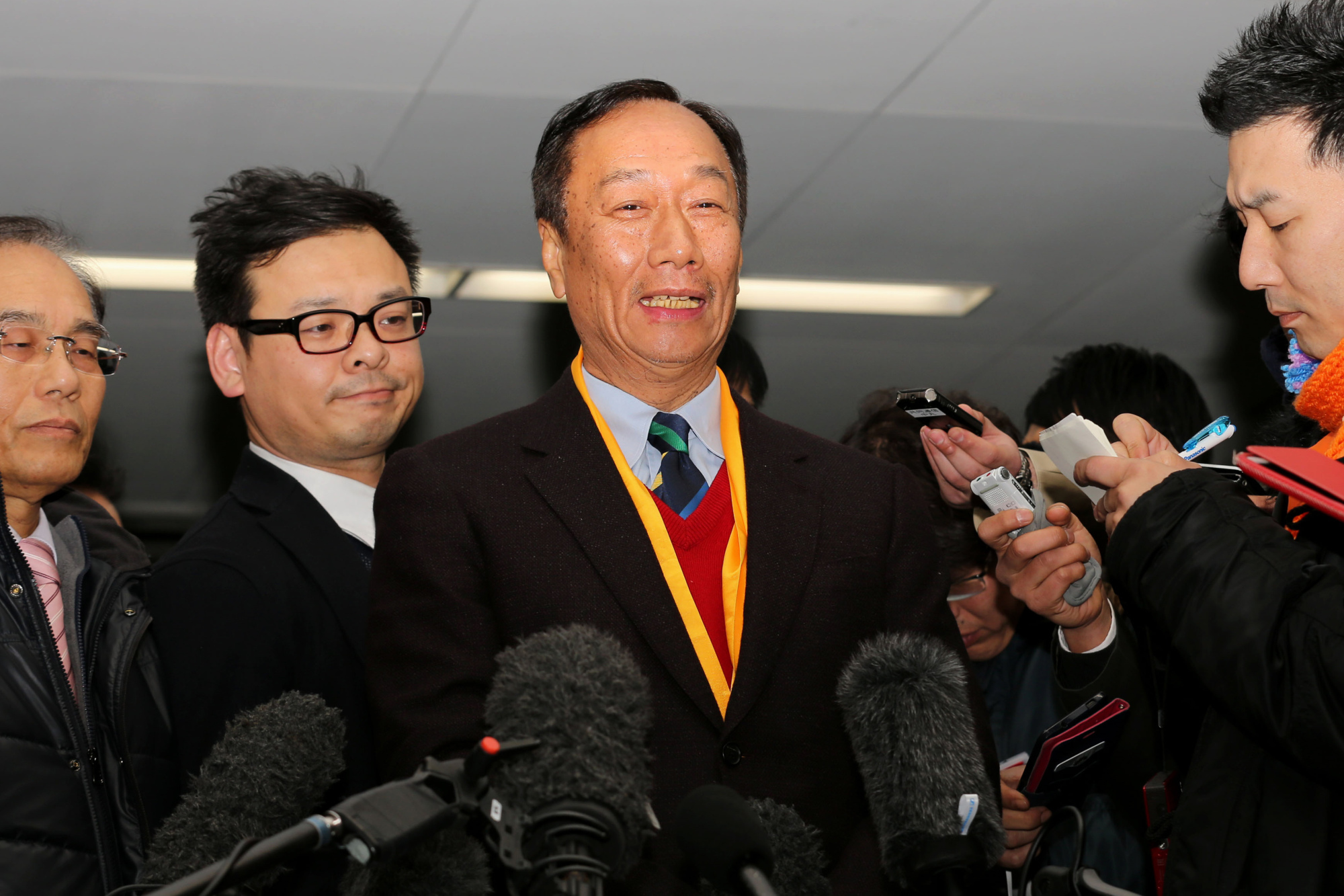 Chủ tịch FoxconnTerry Gou trong buổi trao đổi với truyền thông tại trụ sở Sharp, Osaka