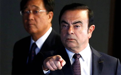 CEO Nissan Carlos Ghosn (phải) và CEO hãng Mitsubishi Osamu Masuko tại một cuộc họp báo ngày 12/5 - Ảnh: Reuters/WSJ.