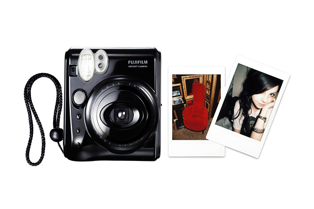Máy ảnh giá rẻ Fujifilm Instax 50s giúp người dùng dễ dàng chụp ảnh 'tự sướng'