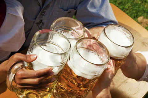 Uống nhiều bia, rượu cũng là nguyên nhân gây ra bệnh gút, ảnh hưởng tới cuộc sống của con người 