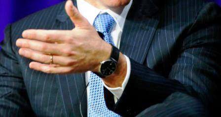 Bill Ackman đang sở hữu một chiếc đồng hồ với dây đeo màu đen và mặt đồng hồ màu tối. Đó là một chiếc đồng hồ rất sang trọng nhưng không quá hào nhoáng. Các chuyên gia hiện vẫn chưa định được giá của chiếc đồng hồ này.