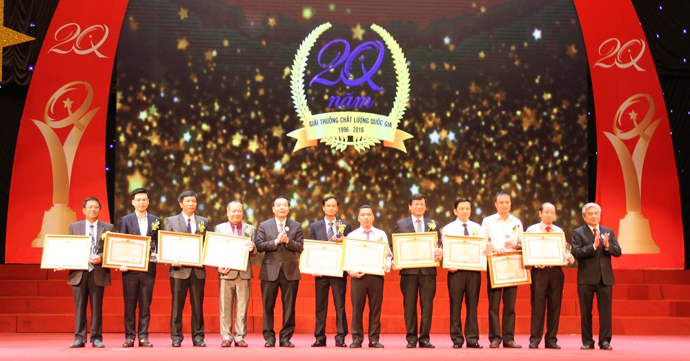 Bộ trưởng Chu Ngọc Anh và nguyên Bộ trưởng Nguyễn Quân trao tặng  Bằng khen của Thủ tướng Chính phủ cho 10 doanh nghiệp tiêu biểu xuất sắc, có thành tích và nhiều đóng góp trong phong trào năng suất - chất lượng và hoạt động của GTCLQG trong 20 năm qua.
