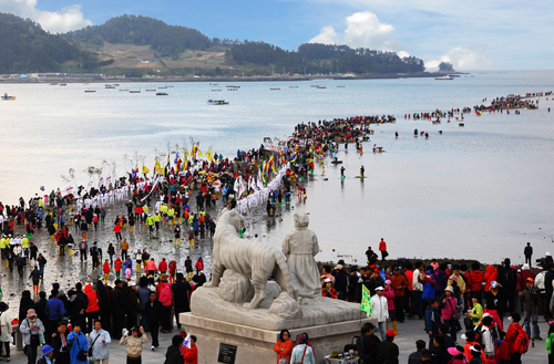Bức tượng lớn trong truyền thuyết gợi nhớ đến hiện tượng bí ẩn biển chia làm đôi ở Hàn Quốc