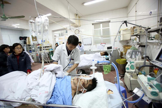 Nạn nhân bị tai nạn giao thông đang cấp cứu tại bệnh viện Việt Đức