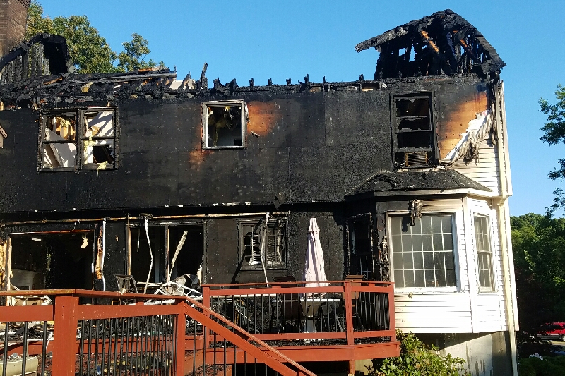 Ngôi nhà bị thiêu rụi sau đám cháy. Ảnh: Huffingtonpost