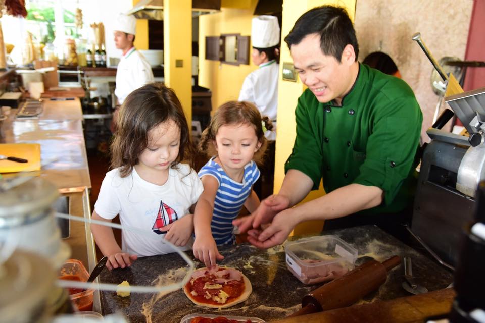 Bé Tôm và Tép nhà Hồng Nhung thích thú làm bánh Pizza