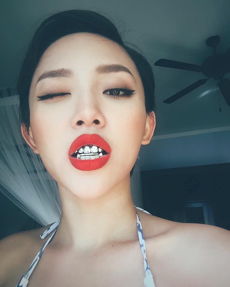 Tóc Tiên “khoe” răng bạc 