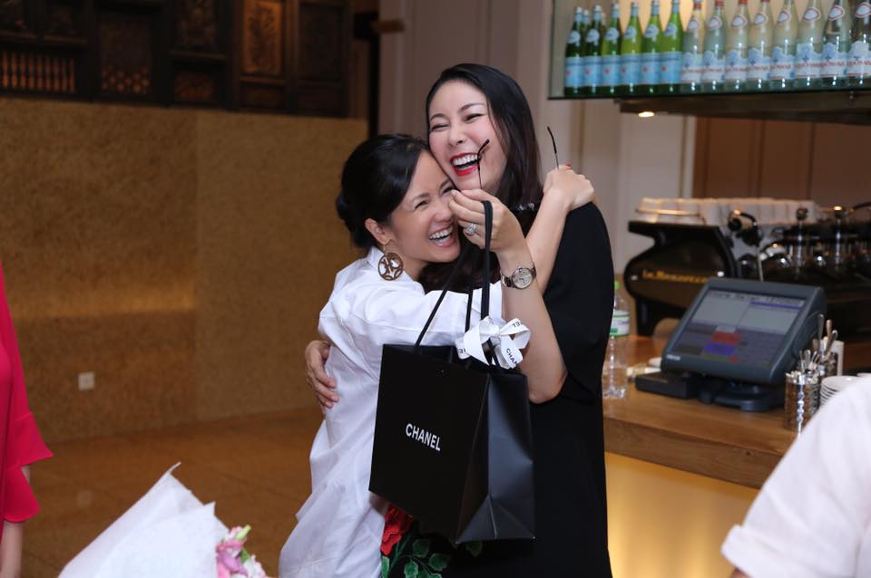 Hà Kiều Anh cười thả ga khi nhận quà từ ca sĩ Hồng Nhung