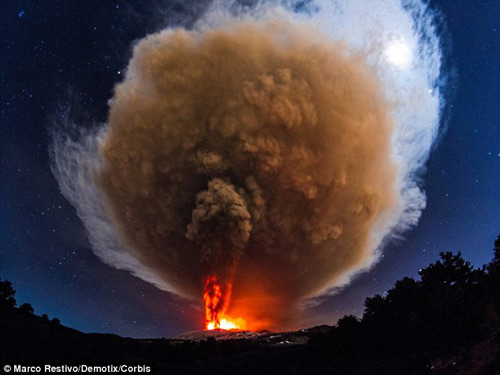 Một vụ phun trào của núi lửa Etna ở Italy vào năm 2013. Ảnh: Corbis.