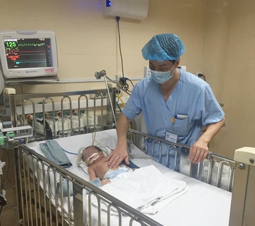Trẻ sơ sinh mắc viêm phổi đầu tiên được cứu sống bằng kỹ thuật ECMO