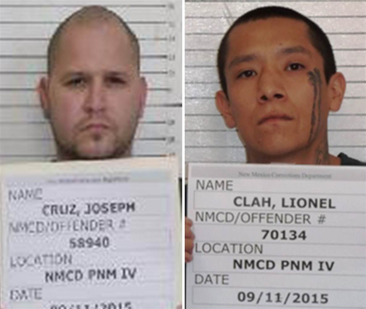 Lionel Clah, bên phải, và Joseph Cruz, bên trái, trong khi đang được áp giải đến nhà tù bang New Mexico