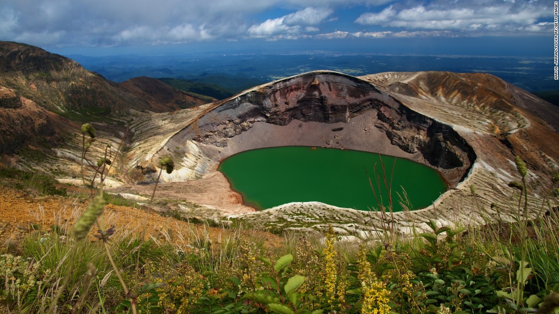 Hồ Okama Crater: Hồ được tạo bởi đỉnh của dãy núi Zao Takoku. Nó ở giữa Yamagata và Miyagi