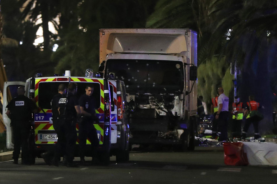 Cảnh sát và lực lượng cứu hộ tập trung trước chiếc xe tải gây ra vụ khủng bố đẫm máu ở Nice đêm 14/7. Ảnh: Reuters