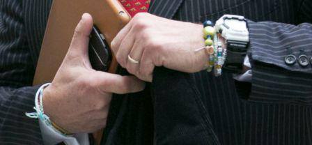 Phil Falcone đeo một môn đồng hồ thể thao màu đen (giống như một chiếc Casio G-Shock ) và một số vòng tay làm từ các hạt đá nhỏ.