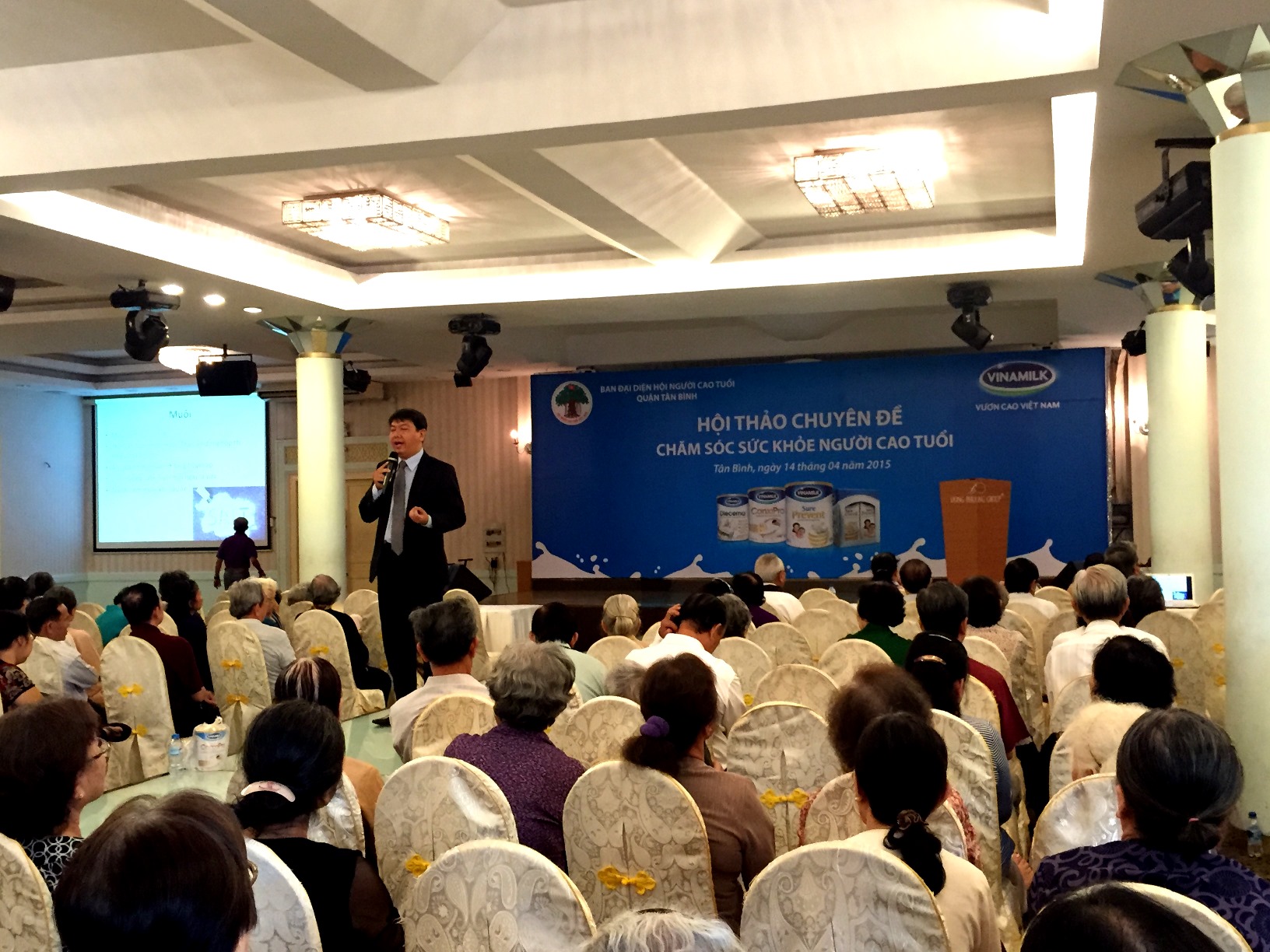 Tiến sĩ – Bác sĩ Nguyễn Anh Tuấn, Đại học Y Dược TP.HCM chia sẻ thông tin “Dinh dưỡng ở người cao tuổi tại hội thảo ở TP.HCM