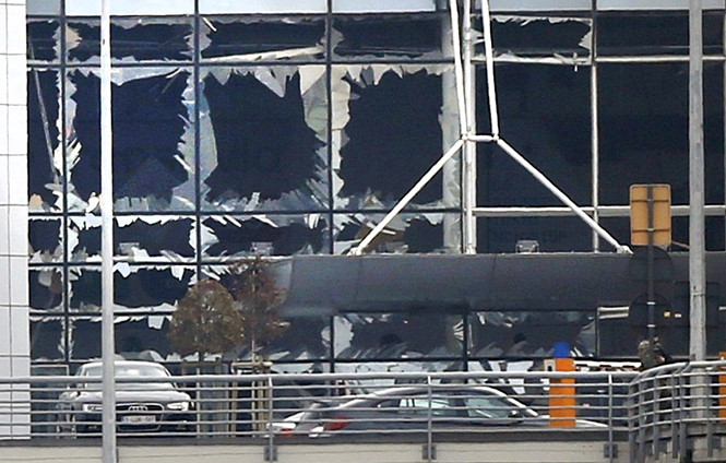 Cửa kính vỡ sau vụ nổ ở sân bay Zaventem gần thủ đô Brussels (Bỉ). Ảnh: Reuters 